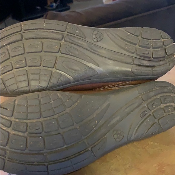 Women’s size 6.5 Ariat leather shoes - Picture 2 of 3